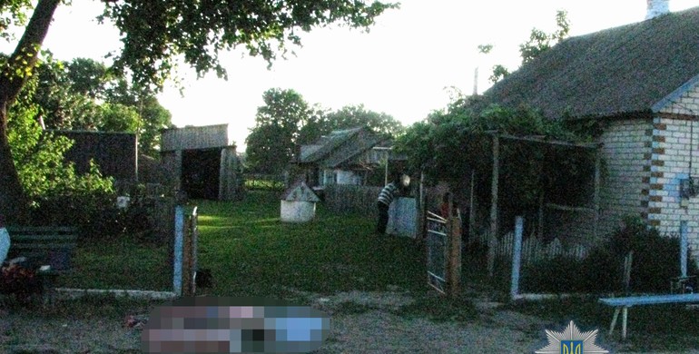 Жахлива смерть на Рівненщині: п`яний син на тракторі розчавив матір